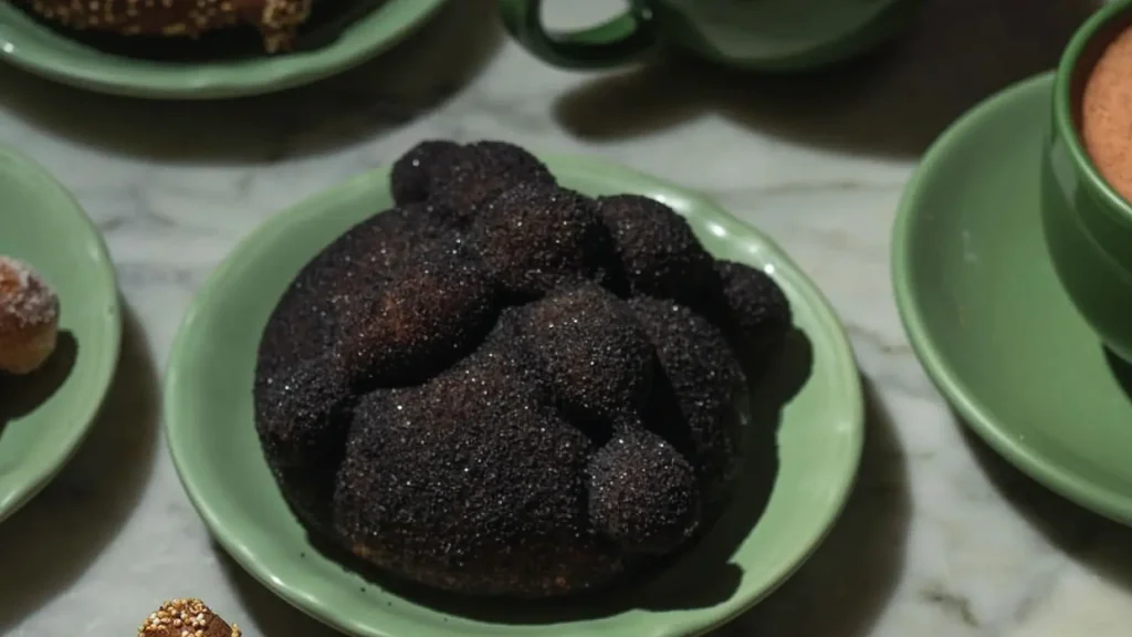 1-Los-Mejores-Panes-de-Muerto-en-CDMX-Guia-Temporada-panaderias-reposteria-ofrenda-tradicional-relleno-resenas-halloween-gastronomia-seccion-amarilla-blog-ROSSETA.webp