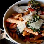 Pasta con chorizo y garbanzos