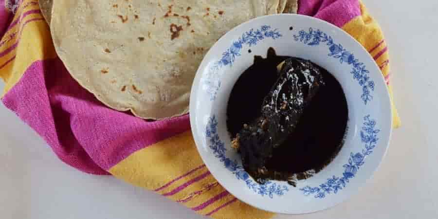 Preparación de mole negro para Día de Muertos