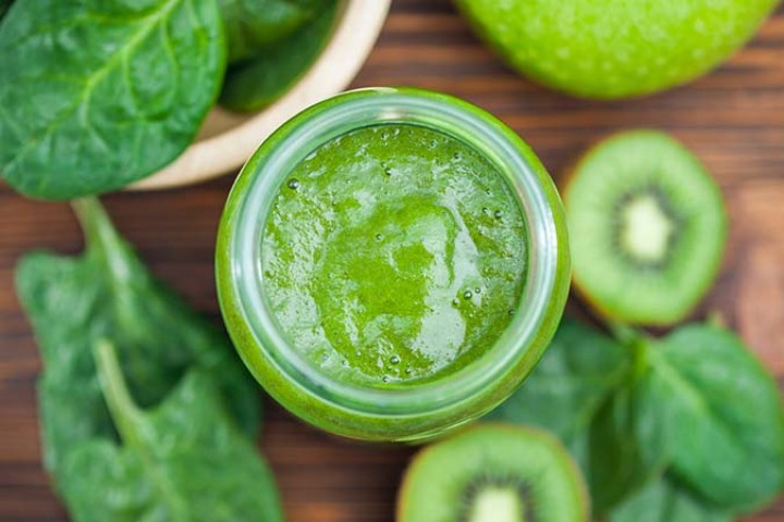 Jugo de espinaca, kiwi, limón y chía