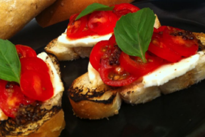 Bruschettas de caprese con aderezo de jarabe de maple y chile chiltepín