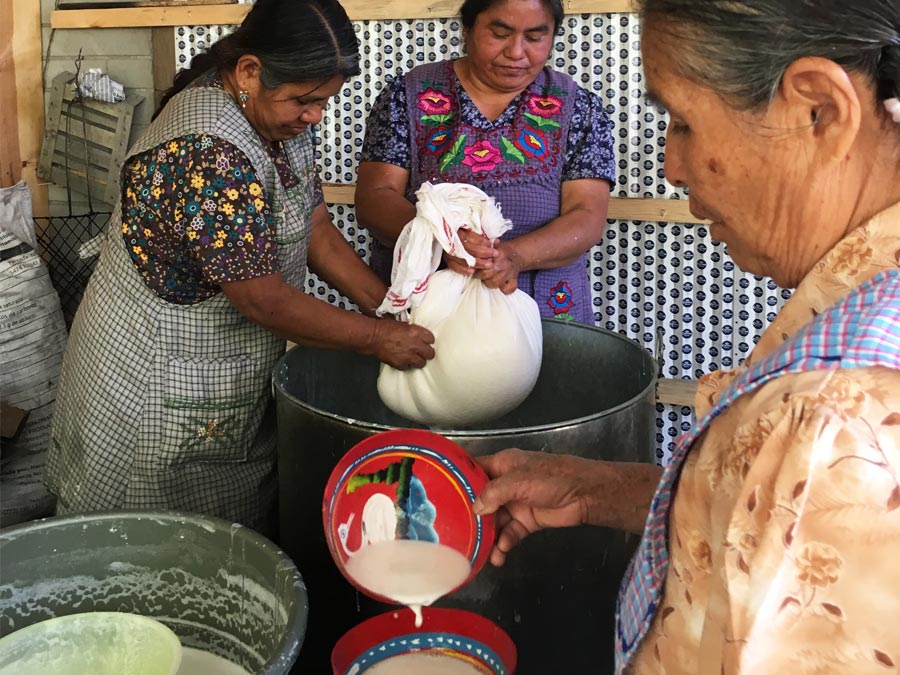 Mujeres mexicanas en las cocinas, una valiosa labor