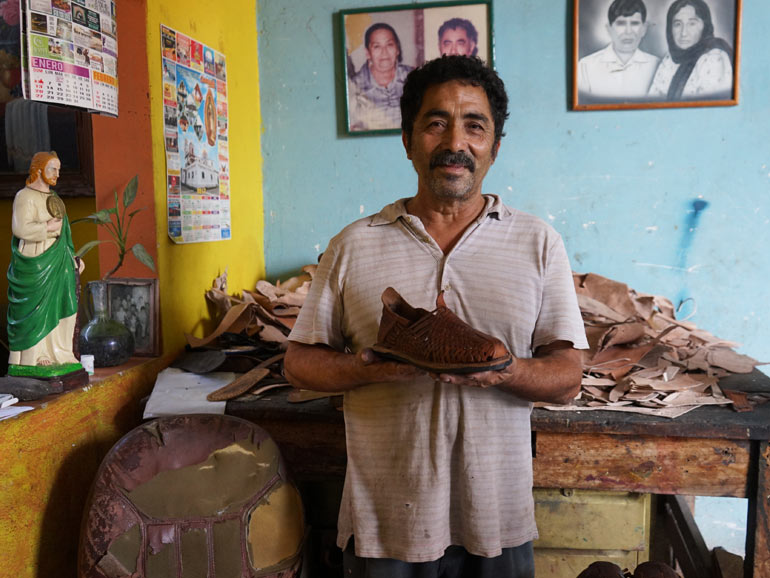 Los huaraches de Juan Zamora en Comala