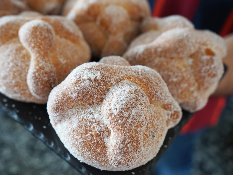 Pan de muerto y los consejos de estos panaderos mexicanos