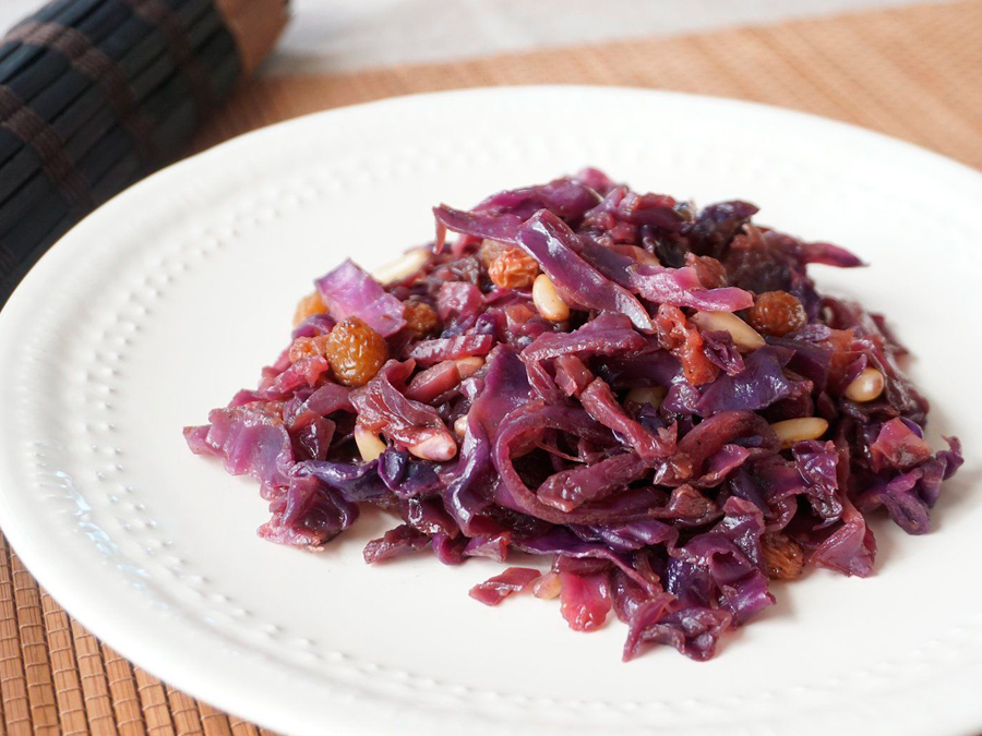 Ensalada de col morada con pasas y piñones