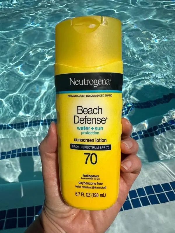 Imagen de los mejores bloqueadores solares en Amazon y Mercado Libre: La Roche‑Posay Anthelios XL SPF 50+, Neutrogena Ultra Sheer Dry‑Touch SPF 55, Bioderma Photoderm Max SPF 100, Neutrogena Beach Defense SPF 70, Eucerin Sun Fluid Mattifying SPF 50, Coppertone Sport SPF 50 y CeraVe AM Facial Moisturizing Lotion SPF 30