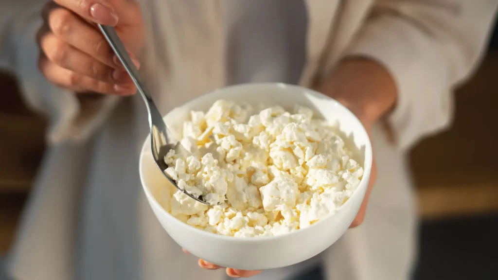Alimentos-Economicos-y-Nutritivos-ahorro-bajo-costo-rapidos-simples-de-cocinar-gastronomia-economia-seccion-amarilla-blog-sisoy-queso-cottage-panela.webp