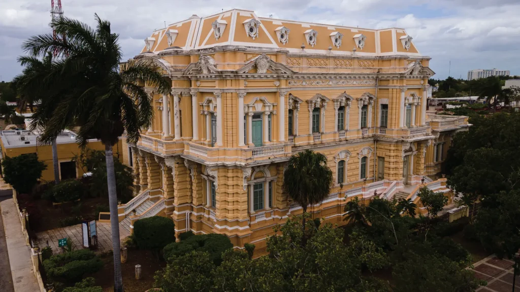 Los-museos-más-interesantes-y-bellos-en-Yucatán-donde-ir-merida-seccion-amarilla-blog-Museo-Regional-de-Antropología-de-Yucatán-Palacio-Cantón