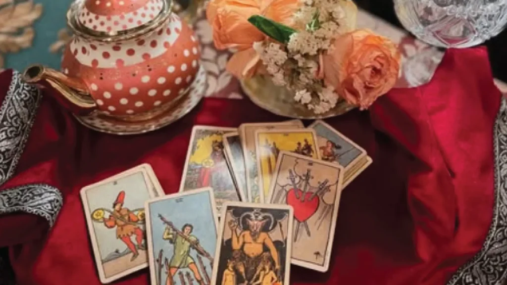 Restaurantes-de-Terror-en-CDMX-tematicos-sustos-halloween-lectura-cartas-tarot-dia-de-muertos-mounstruos-Mandragora-la-Sala-de-Pociones.webp