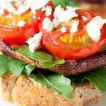 Tapa de portobello con tomate y mozzarella