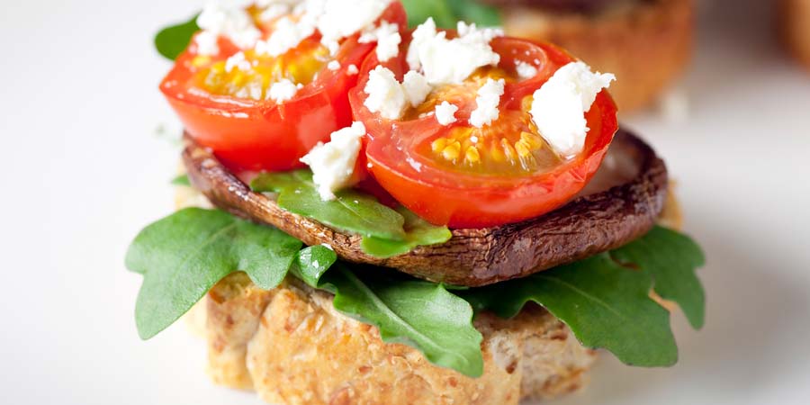 Tapa de portobello con tomate y mozzarella