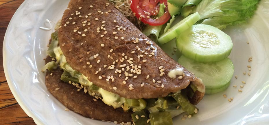 Milanesa de gluten rellena de quesillo y nopales