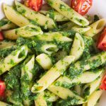 Fusilli con mostaza al pesto y jitomates cherry