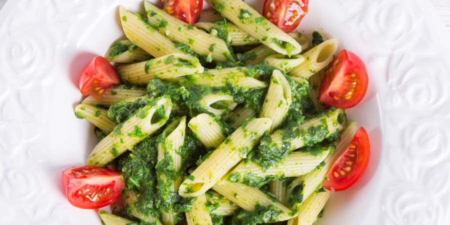 Fusilli con mostaza al pesto y jitomates cherry