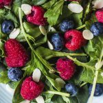 Ensalada de espinacas, frambuesas y almendras