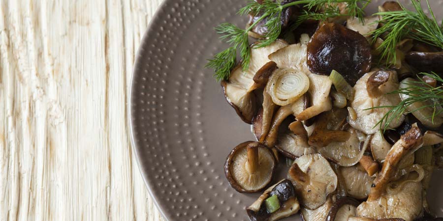 ensalada de hongos con hinojo