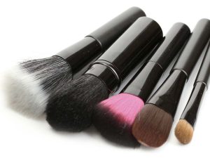 Cómo limpiar las brochas de maquillaje