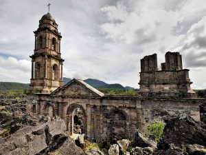 Nace un volcán, festejando al Paricutín