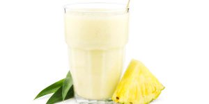 Batido de piña con frutillas