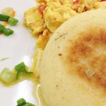 Arepa de queso con huevos pericos