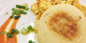 Arepa de queso con huevos pericos