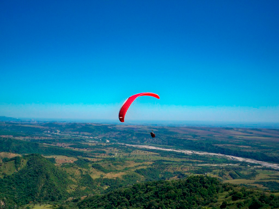 Descubre Monterrey desde los cielos volando en parapente