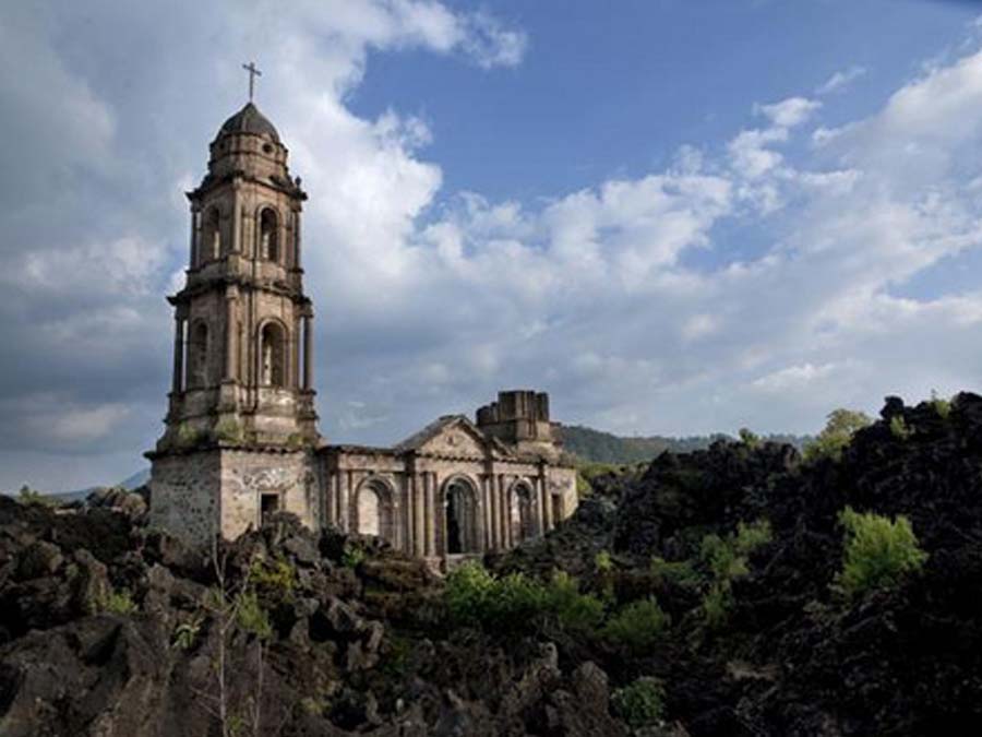 Iglesia sepultada San Juan Nuevo, Michoacán.