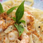 Pasta picante de camarones con parmesano