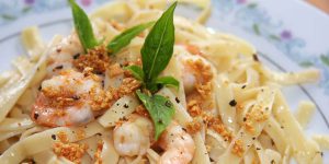 Pasta picante de camarones con parmesano