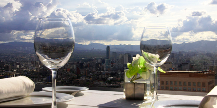 Planea tu cena romántica en la Torre Latino