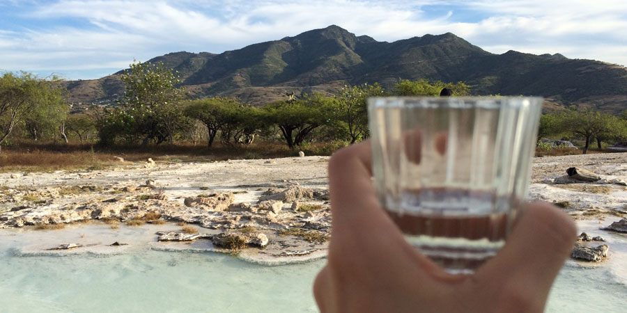 Brinda con mezcal es una constante en Oaxaca | Foto: Mariana Castillo