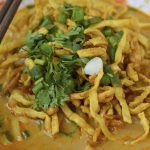 Khao soi tailandés (fideos con pollo)