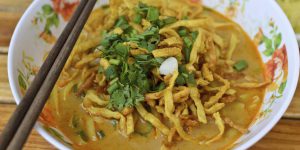 Khao soi tailandés (fideos con pollo)