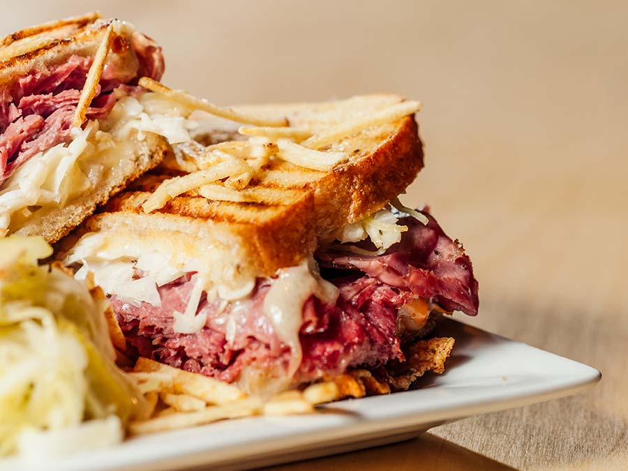 Sándwich de corned beef con pastrami