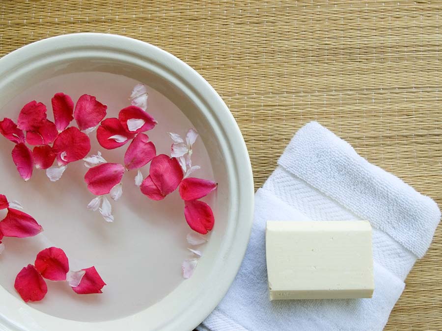 beneficios-del-agua-de-rosas-belleza