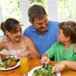 Cómo guiar a un niño a la alimentación adecuada