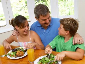 Cómo guiar a un niño a la alimentación adecuada