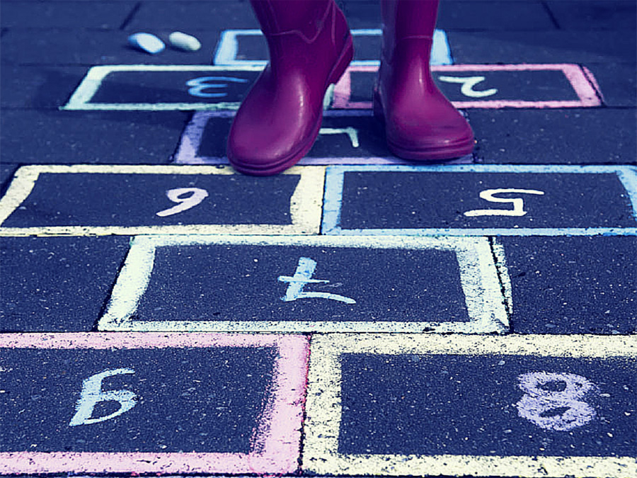 Ejercicios divertidos para practicar con niños dentro de casa