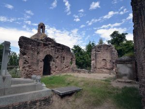 El Nío y las ruinas de una antigua misión