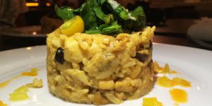 Risotto de hongos silvestres al ajillo con mezcal, mango y arúgula