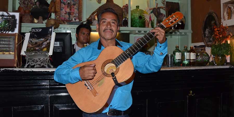 Don Zenón y la mezcalería Los Amantes