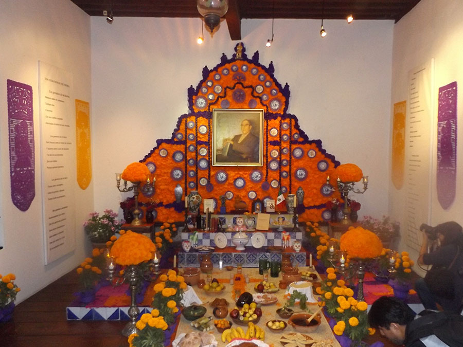 Ofrenda en el Centro Cultural Isidro Fabela