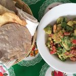 Ensalada de nopales con chicharrón