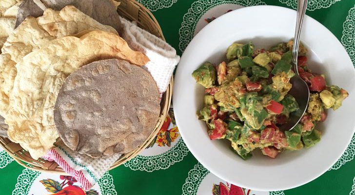 Ensalada de nopales con chicharrón