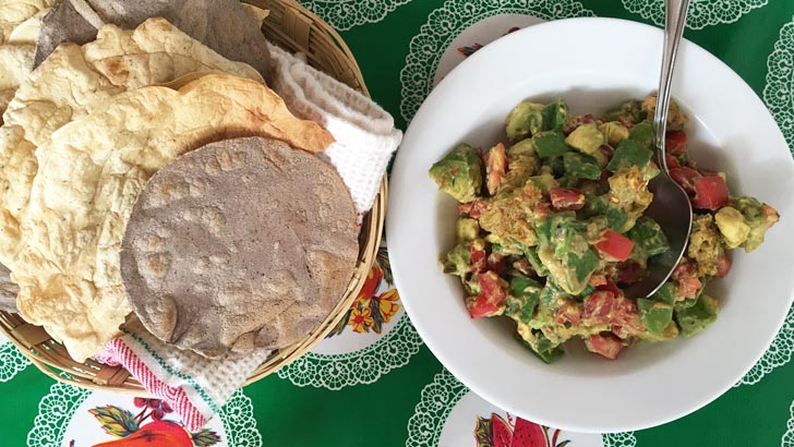 Ensalada de nopales con chicharrón