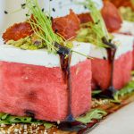 Ensalada de sandía con queso feta y hojas de menta