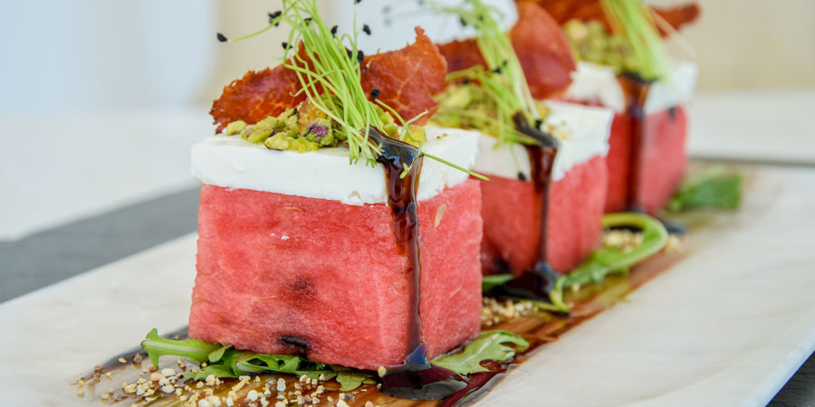 Ensalada de sandía con queso feta y hojas de menta