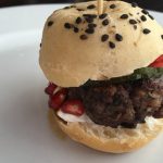 Mini hamburguesas de cordero con miel de granada roja y jocoque