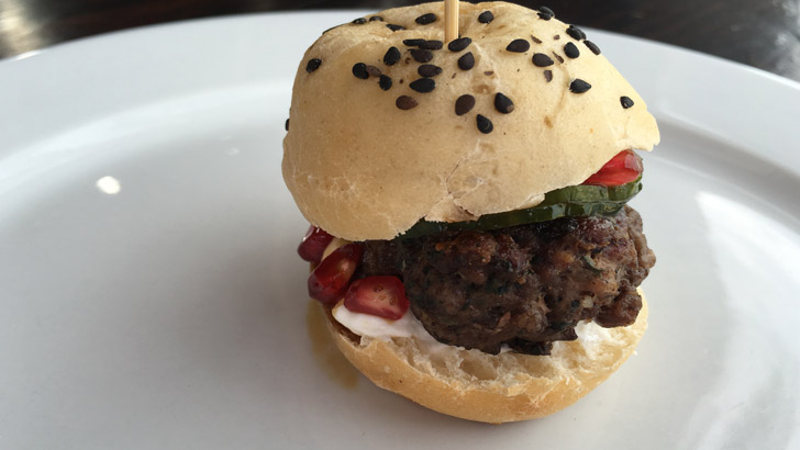 Mini hamburguesas de cordero con miel de granada roja y jocoque