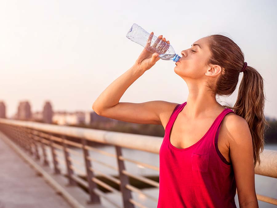 ¿Vale la pena invertir en beber agua alcalina?